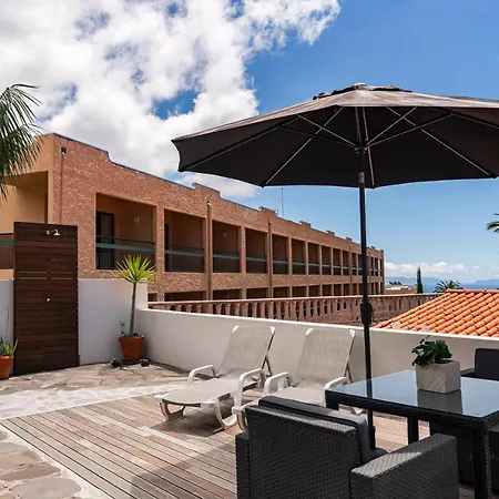 Nyaraló Terrace By An Island