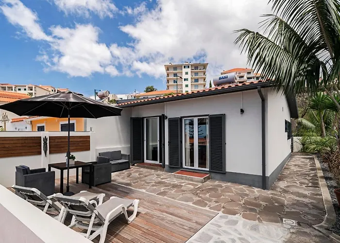 Nyaraló Terrace By An Island *